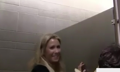 Cười đau bụng với clip nhìn trộm trong nhà vệ sinh nữ