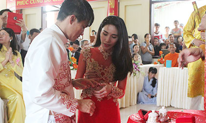 Thủy Tiên - Công Vinh trao nhẫn cưới trong lễ Hằng thuận