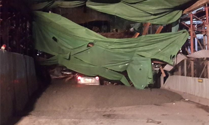 Hà Nội: Sập giàn giáo đường sắt trên cao, ô tô bị đè bẹp