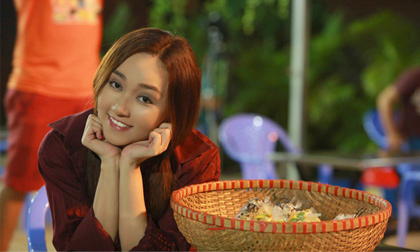 'Bị lừa' gạt Hot Girl Huỳnh Kim Khánh 'phải lang thang ngoài đường bán rong'