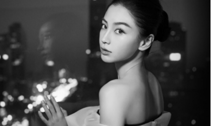 Angela Baby khoe lưng trần mượt mà đón năm mới