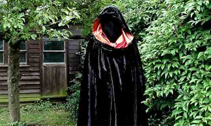 Cụ ông 82 tuổi nghiện trùm vải kín người hơn 70 năm