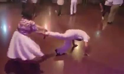 Cụ ông nhảy cực sung trong bữa tiệc cuối năm