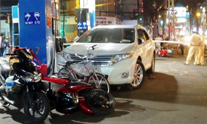 Ôtô lao vào cây xăng giữa Sài Gòn tông bị thương 4 người