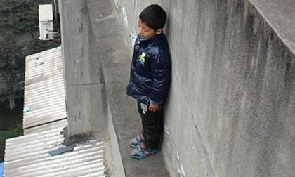 Giây phút thót tim giải cứu cậu bé 6 tuổi từ rìa tầng 5