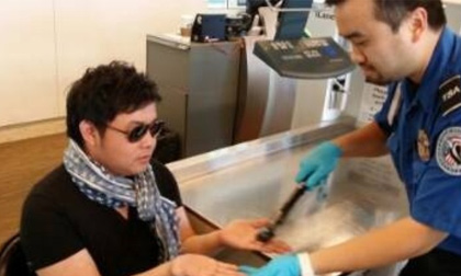 Quang Lê bị tạm giữ vì nghi mang chất nổ lên máy bay
