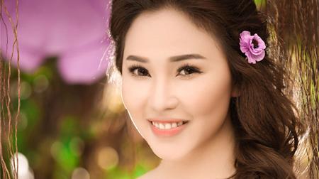 Quỳnh Thư đọ sắc xuân tươi tắn cùng hoa