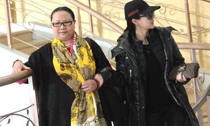 Mẹ con Can Lộ  Lộ "mặt mày phụng phịu" nhau