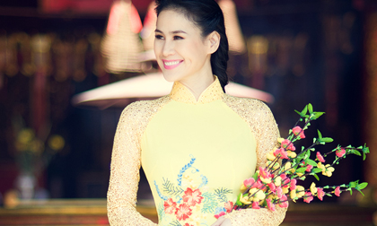 Thân Thúy Hà khoe nét đẹp diễm lệ nơi cổng chùa