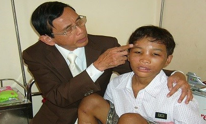 Vợ chồng đại gia Lê Ân trao tiền cho Hào Anh hôm nay