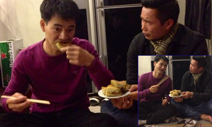 Xuân Bắc  ăn bánh chưng biểu cảm ngộ cạnh MC Thanh Tùng