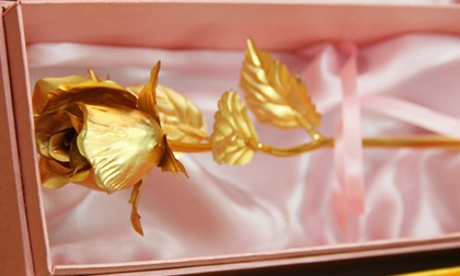 Quà Valentine: Hoa hồng dát vàng 24k cháy hàng