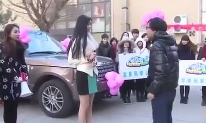 Các cô nàng bạo dạn cầu hôn bạn trai trước đám đông