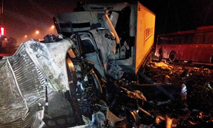 Tai nạn thảm khốc lúc rạng sáng, 12 người thương vong