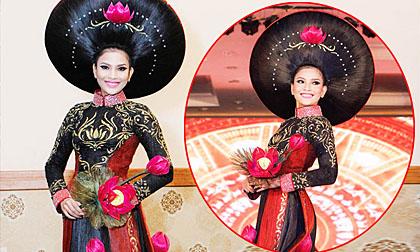 Trương Thị May tỏa sáng với áo dài bằng tóc trị giá 200 triệu