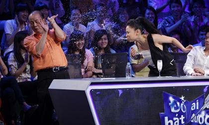 Thu Minh sơ ý phun nước vào mặt đồng nghiệp