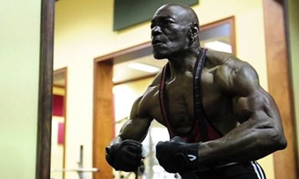 Kinh ngạc với ông lão 70 tuổi sở hữu thân hình cơ bắp cuồn cuộn