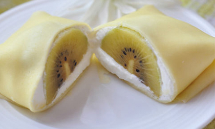 Bánh pancake cuộn hoa quả nhìn thôi đã thấy thèm