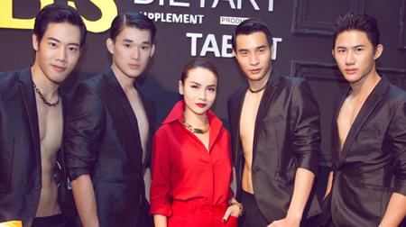 Yến Trang rực rỡ bên dàn mẫu Thái