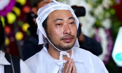 ĐD Quang Dũng thất thần trong đám tang cha