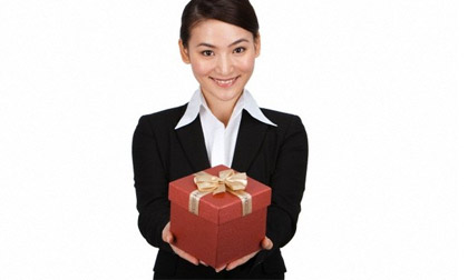 Dân công sở chia sẻ bí kíp tặng quà cho sếp khéo mà không phô