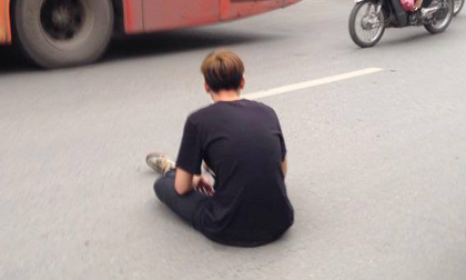 Giận dỗi bạn gái, chàng trai ngồi bệt ra đường, chờ... ô tô đâm