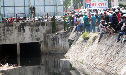 Phát hiện cánh tay người, máu vẫn còn đỏ dưới kênh 19/5