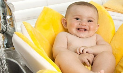 Chia sẻ 10 bí quyết hữu ích khi tắm cho con