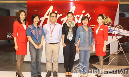 Việt Trinh tham dự lễ hội Phật giáo lớn nhất tại Thái Lan