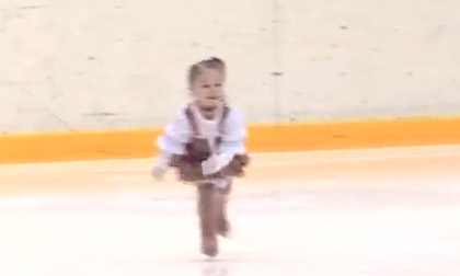 Choáng với bé gái 2 tuổi rưỡi trượt băng cực đỉnh