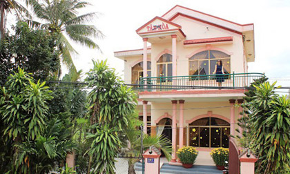 Cơ ngơi tràn màu xanh của ca sĩ chuyển giới Di Yến Quỳnh