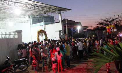 Người dân ùn ùn đi xem đám cưới vắng chú rể