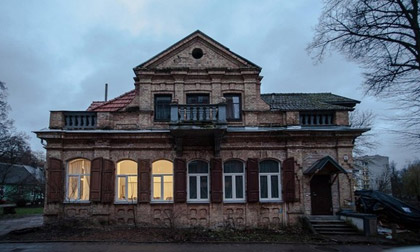 Ngắm căn hộ 24m² hiện đại trong lòng biệt thự cổ