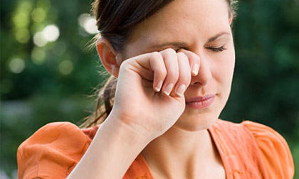 Nháy mắt liên tục do đâu?