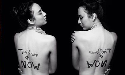 Hoa hậu Ngọc Diễm viết khẩu hiệu trên lưng