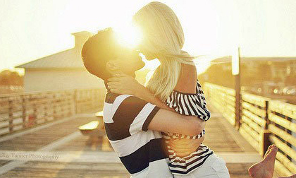 Đỏ mặt vì người yêu… “thân mật” nơi đông người