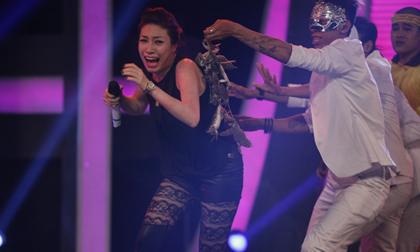 Pha Lê khóc thét vì bị "hành hạ" dã man