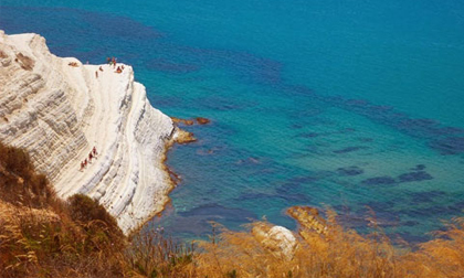 Bãi tắm thiên đường bên vách đá cầu thang ở Ý