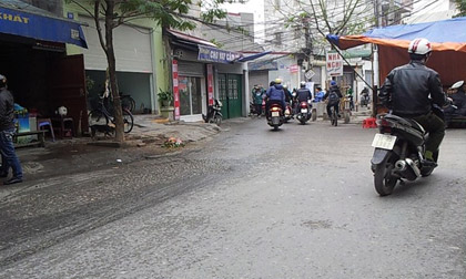 Hai tên cướp táo tợn tấn công cảnh sát, đánh vỡ đầu, cướp xe tay ga