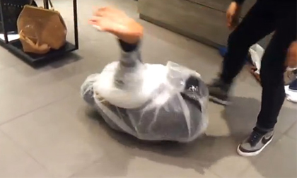 Hà Nội: Bọc kín cô gái vào túi nilon để đạp, đá chơi vui?!