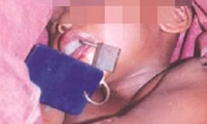 Khóa mồm rồi đánh chết con trai vì nghĩ nó là con của quỷ