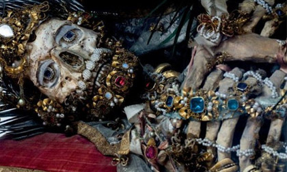 Các bộ hài cốt nạm vàng, đá quý 400 năm tuổi