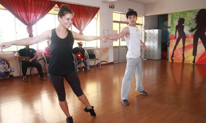 Ngô Kiến Huy tích cực khiêu vũ cùng bạn gái Tây