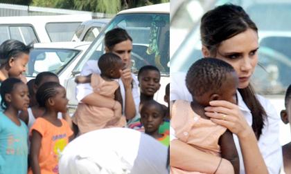 Hình ảnh gây xúc động của Victoria khi lẻ bóng đi từ thiện ở Nam Phi