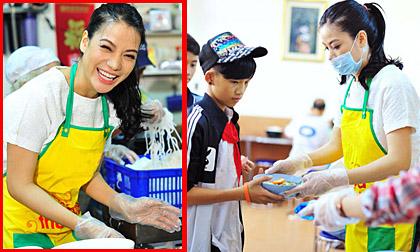 Trương Ngọc Ánh tận tay vào bếp nấu ăn từ thiện