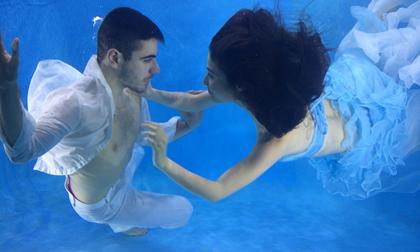 Diễm My 9X thân mật cùng trai Tây dưới nước