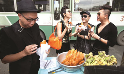 Khoảnh khắc sao Việt "lê la" vỉa hè