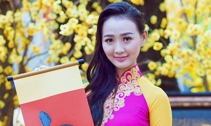 Á khôi Trịnh Thu Thảo dịu dàng xuống phố xin chữ ngày xuân