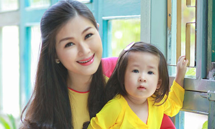 Vợ con Huy Khánh khoe trang phục ngày Xuân