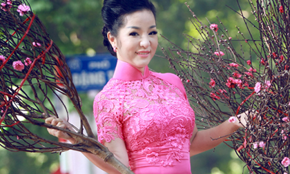 Á hậu Thúy Nga rạng ngời giữa phố xuân